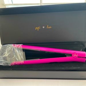 Brand New Never Used Flat Iron!!